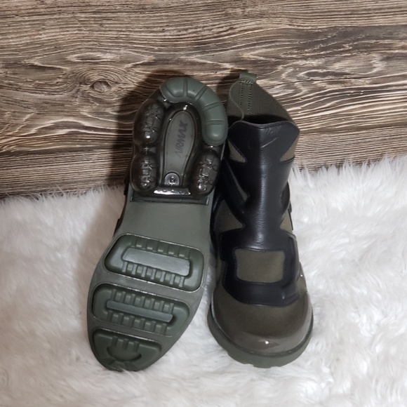 vapormax light olive